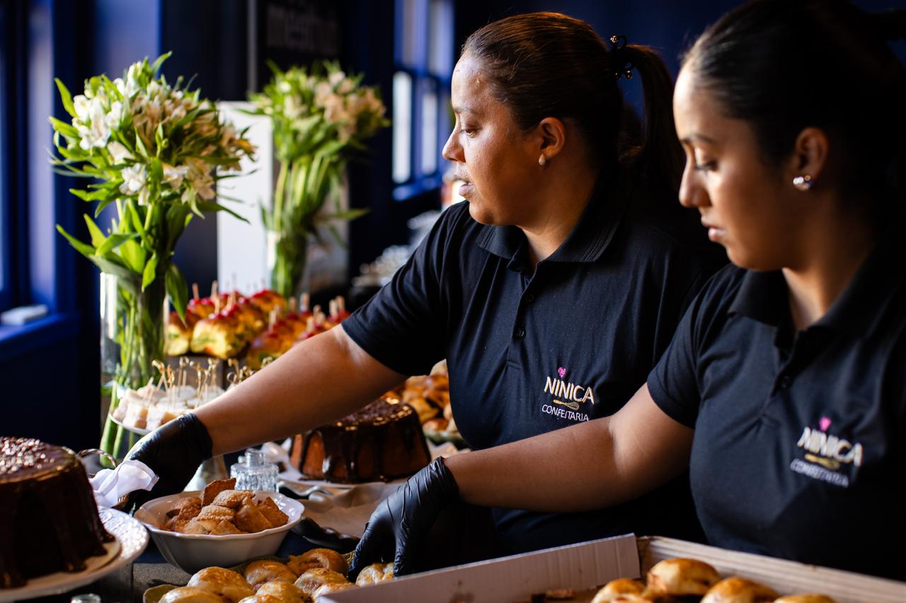 Equipe Ninica Confeitaria servindo um evento