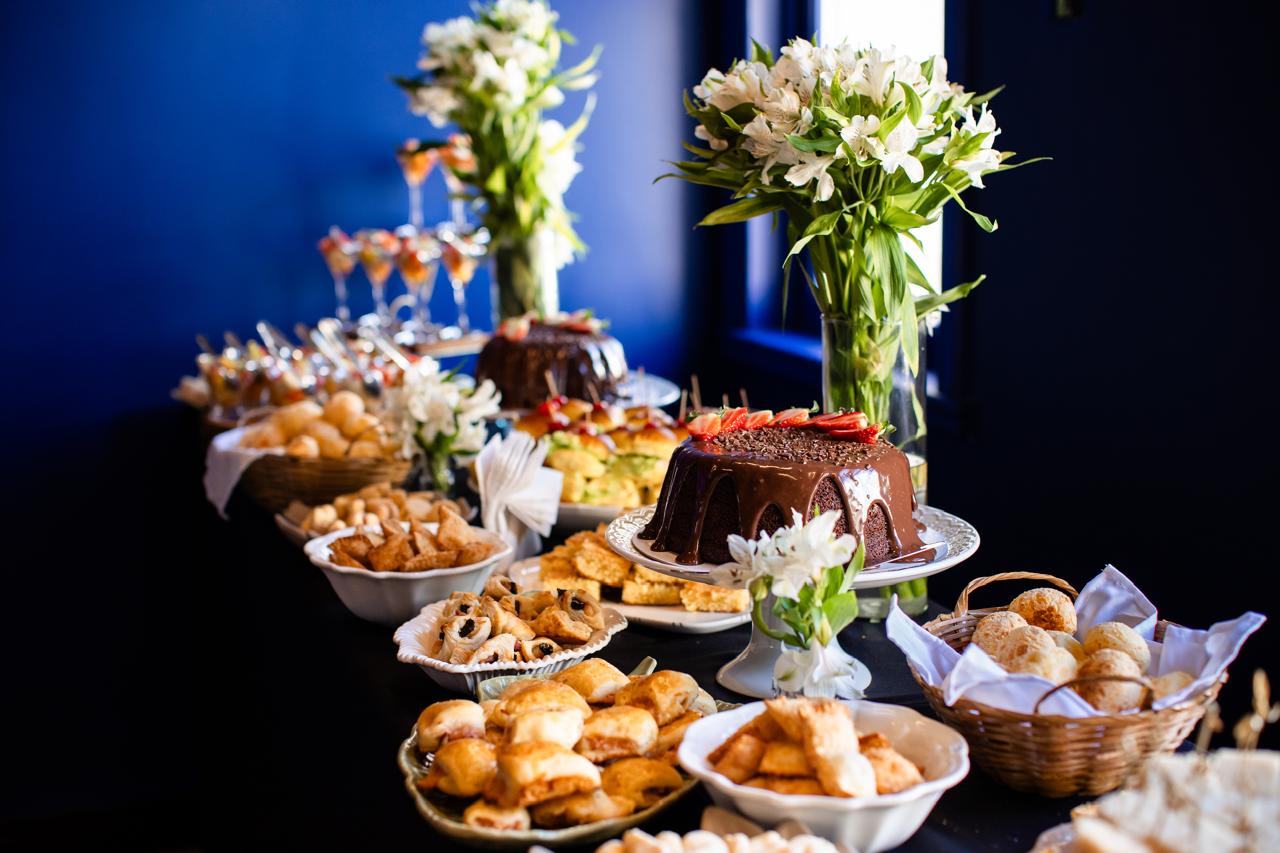Mesa de evento montada com doces e salgados