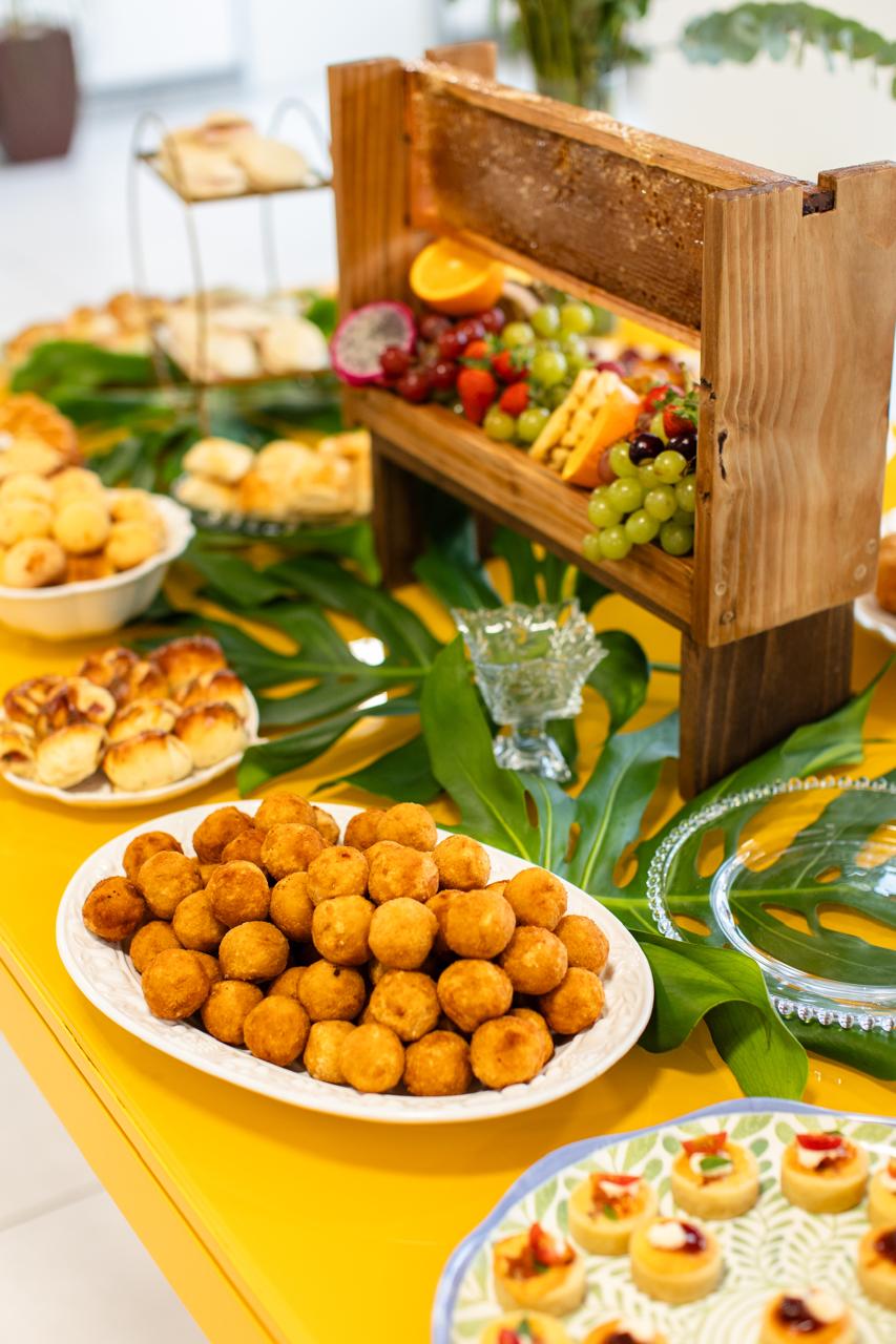 Salgados e mesa de frutas do coffee break